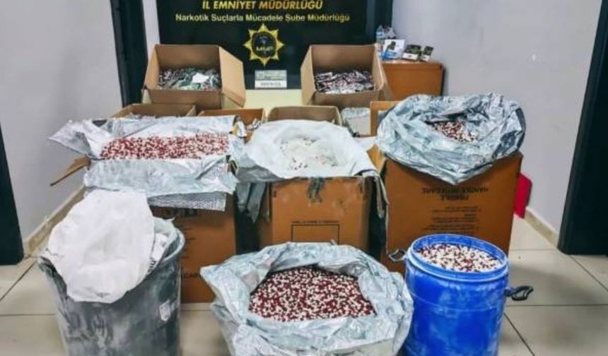 Mersin'de 298 bin 182 sentetik ecza hapı ele geçirildi