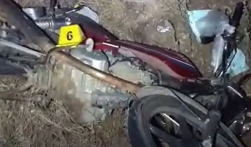 Ödemiş'te otomobil yol kenarındaki motosikletliye çarptı: Bir ölü