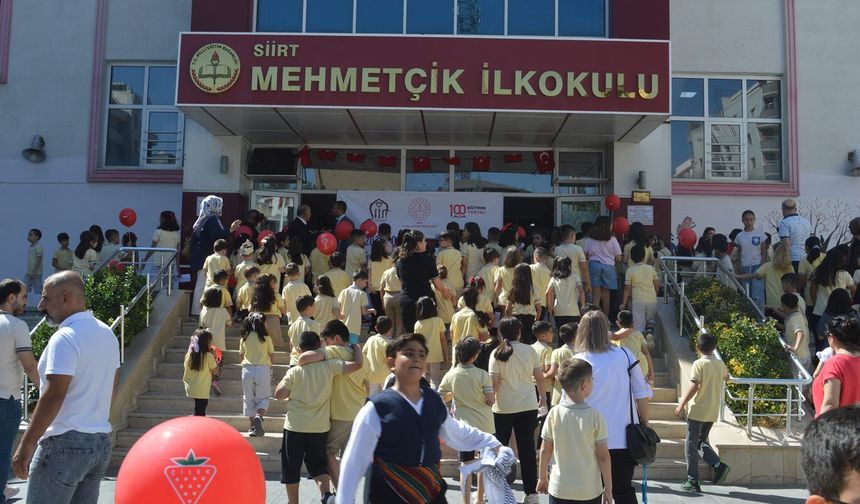 Siirt'te yeni eğitim öğretim yılının ilk gününde okul heyecanı