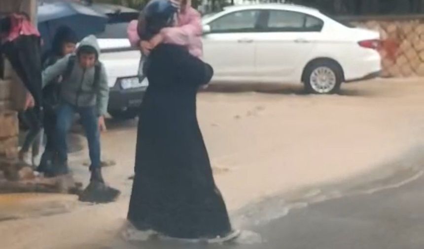 Mardin'de yağmurda yürek ısıtan görüntü