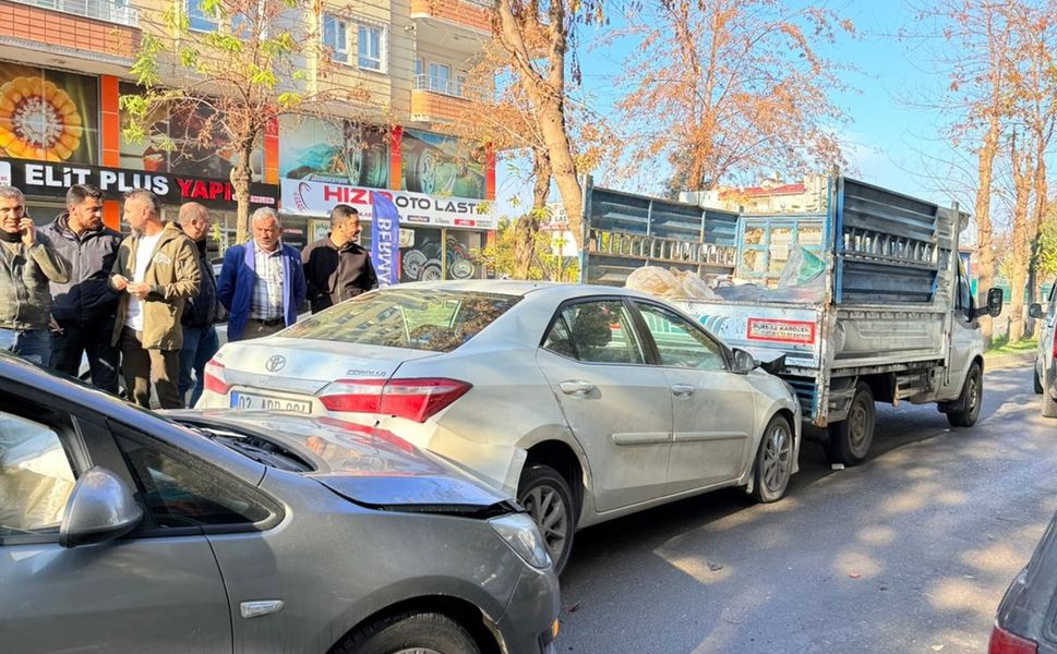 Batman'da zincirleme trafik kazası: 2 otomobil hasar gördü