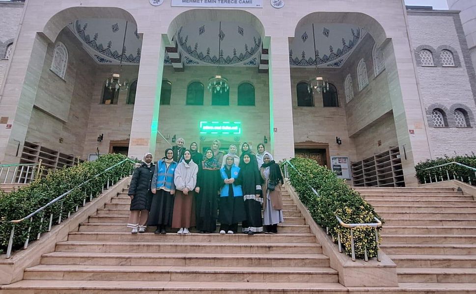 Kız Öğrenciler Sabah Namazında Buluştu