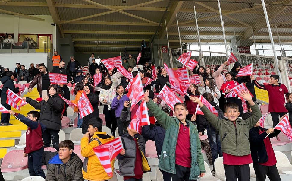 Köy Okulu Öğrencilerinin İlk Stadyum Heyecanı: "Ben De Varım" Dediler