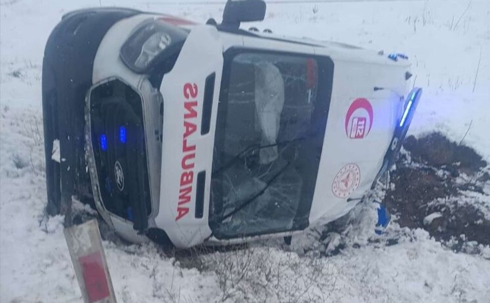 Batman–Bismil Karayolunda Kaza: Ambulans Devrildi