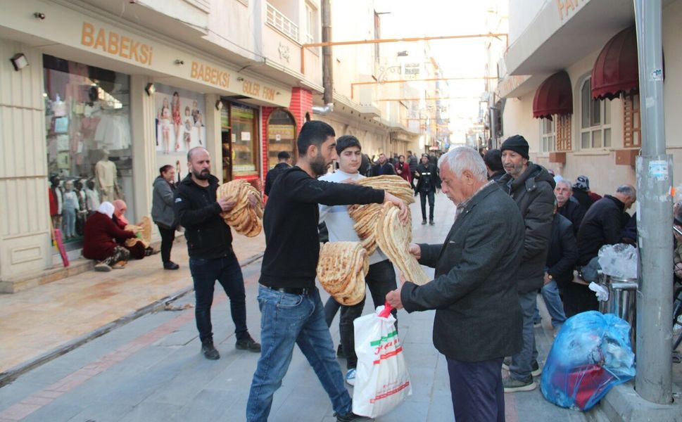 Batman'da askıda ekmek geleneği Ramazanda zirveye ulaşıyor