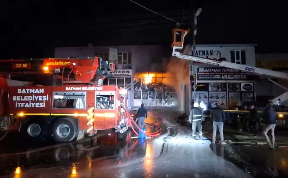 Batman Yeni Sanayi Sitesinde Korkutan Yangın: Musluk Üretim Atölyesi Alevlere Teslim Oldu