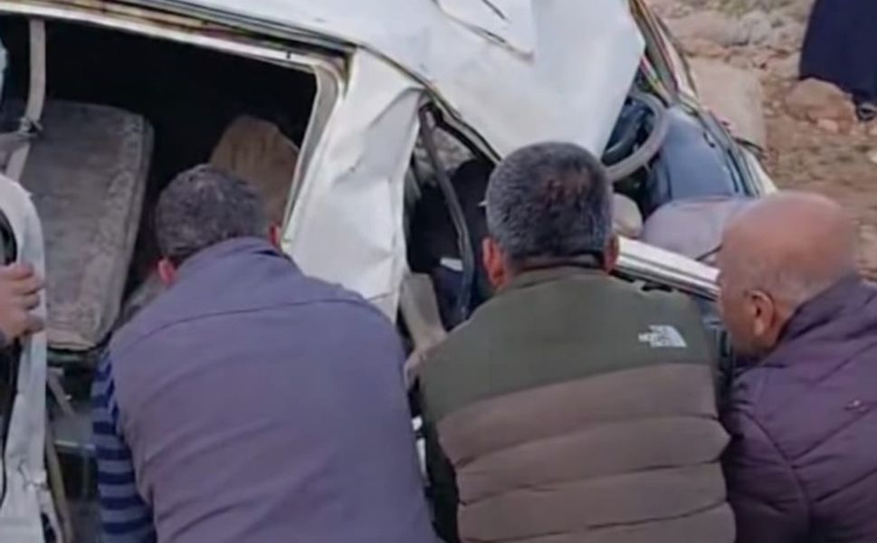 Arac Şarampole Yuvarlandı: 2’si Ağır 3 Yaralı