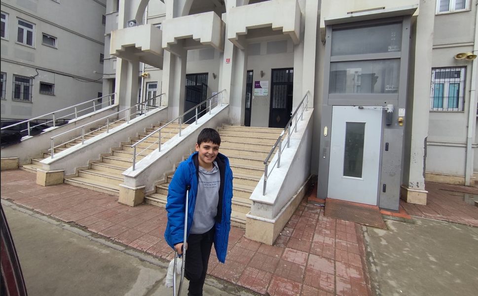 Kırık Ayağı Peygamber Sevdasına Engel Olamadı