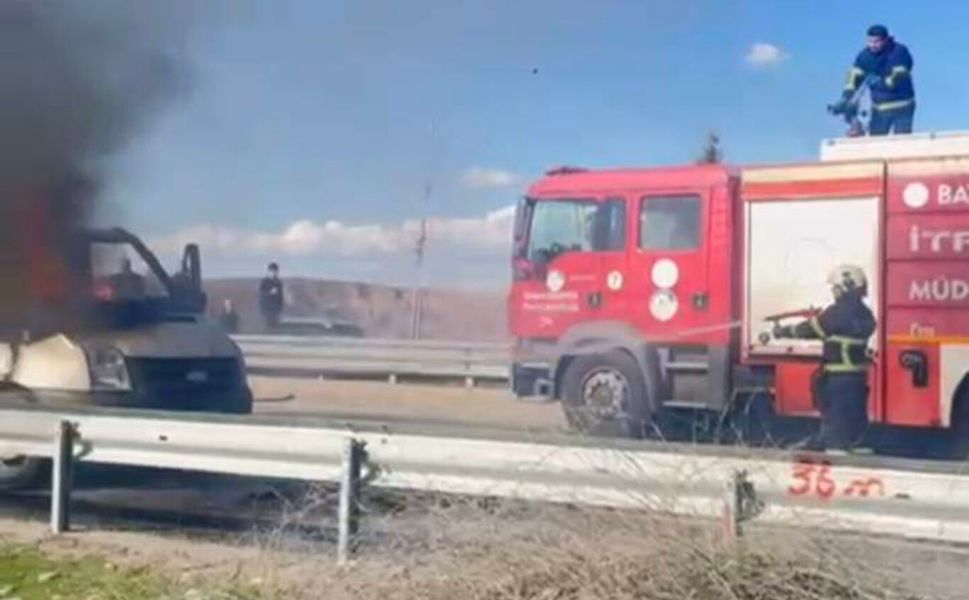 Seyir halindeyken alev alan kasalı pikap korkuttu