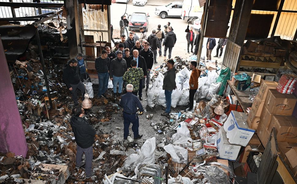 Vali Canalp’ten Sanayi Sitesindeki Yangınzede Esnafa Ziyaret