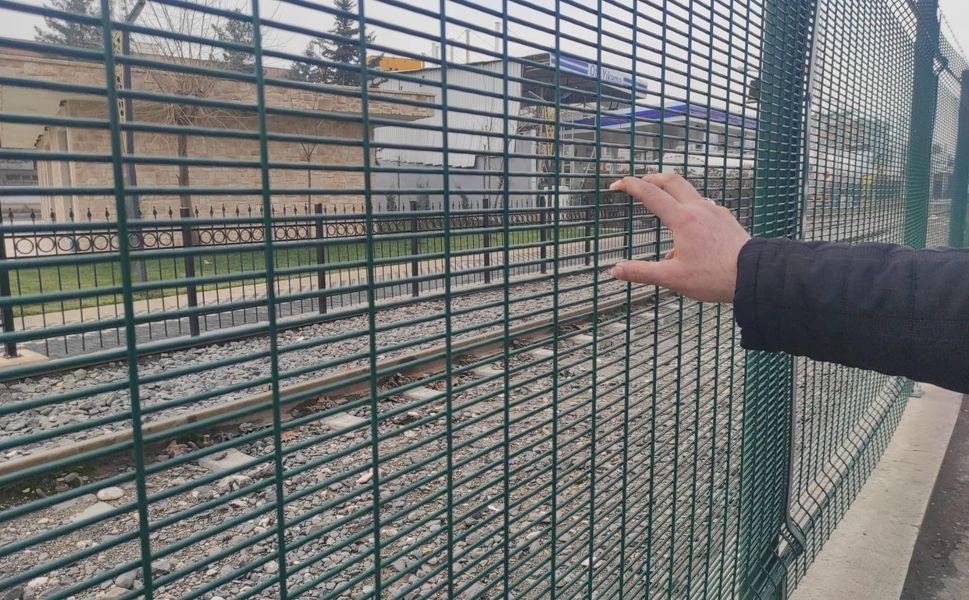 Şehrin Ortasından Geçen Demiryolu Parmaklıklarla Çevrildi