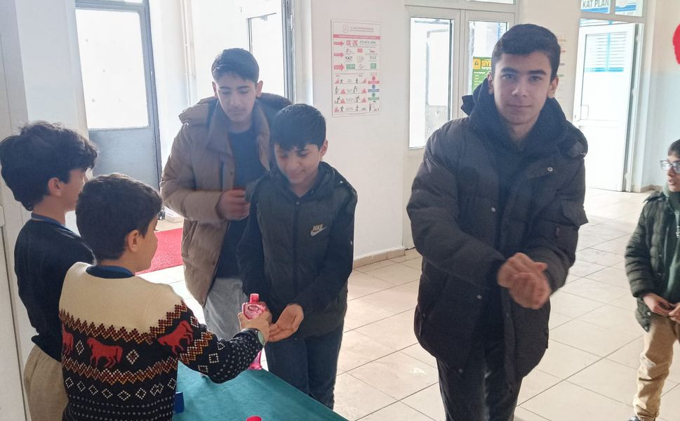 Yarışmacıları Gülsuyu ve Şeker İkramı ile Karşıladılar