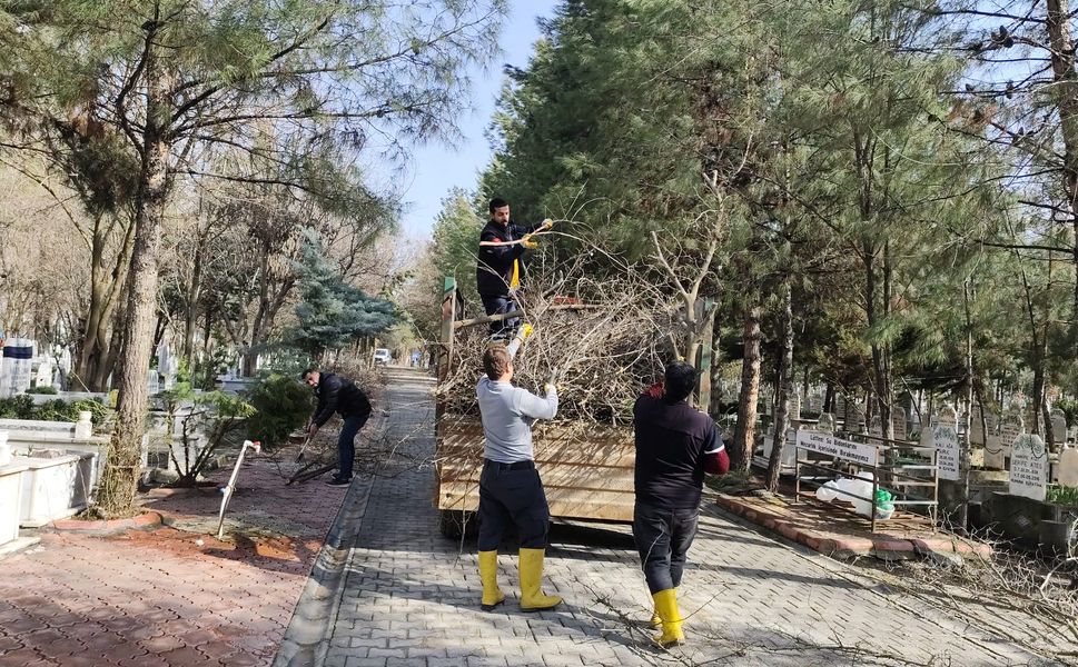 Batman'da Mezarlıklarda Budama Ve Temizlik Çalışması