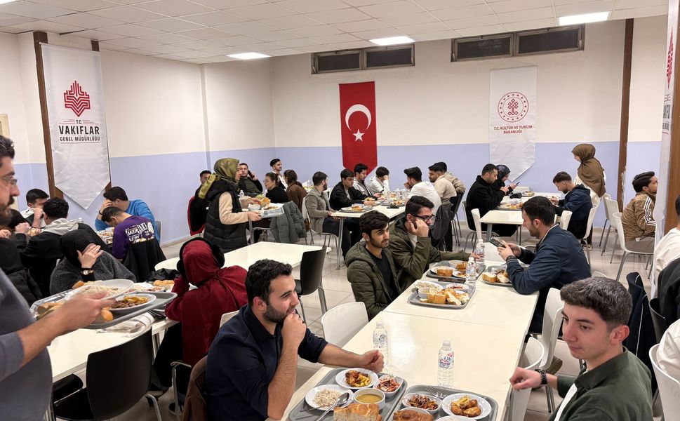 Batman Üniversitesinde Öğrencilerle İlk İftar Heyecanı