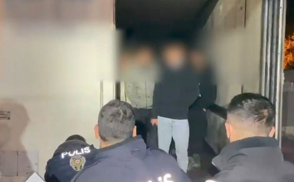 Yol Kontrolünde TIR’dan 25 Düzensiz Göçmen Çıktı