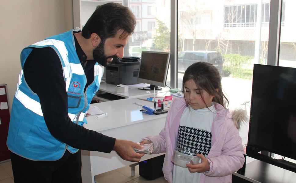 7 Yaşındaki Zeynep'ten Gazze'deki yetimlere anlamlı bağış