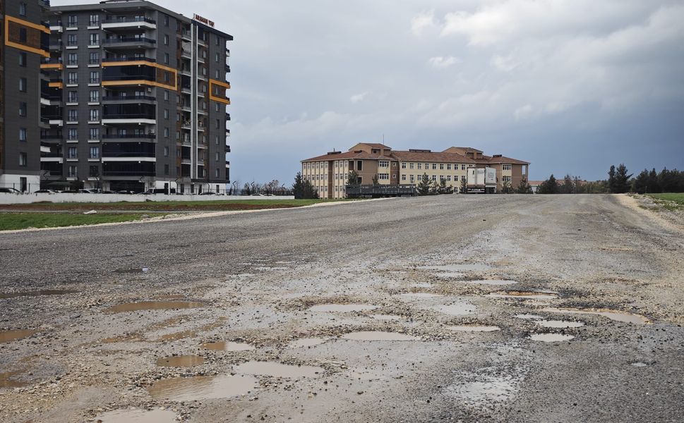 Başak Caddesi Sürücüleri Çileden Çıkardı: "Yollar Köstebek Yuvası!"