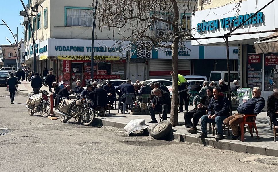 Batman’da İftar Bekleyişi Güneş Altında Sohbete Dönüşüyor