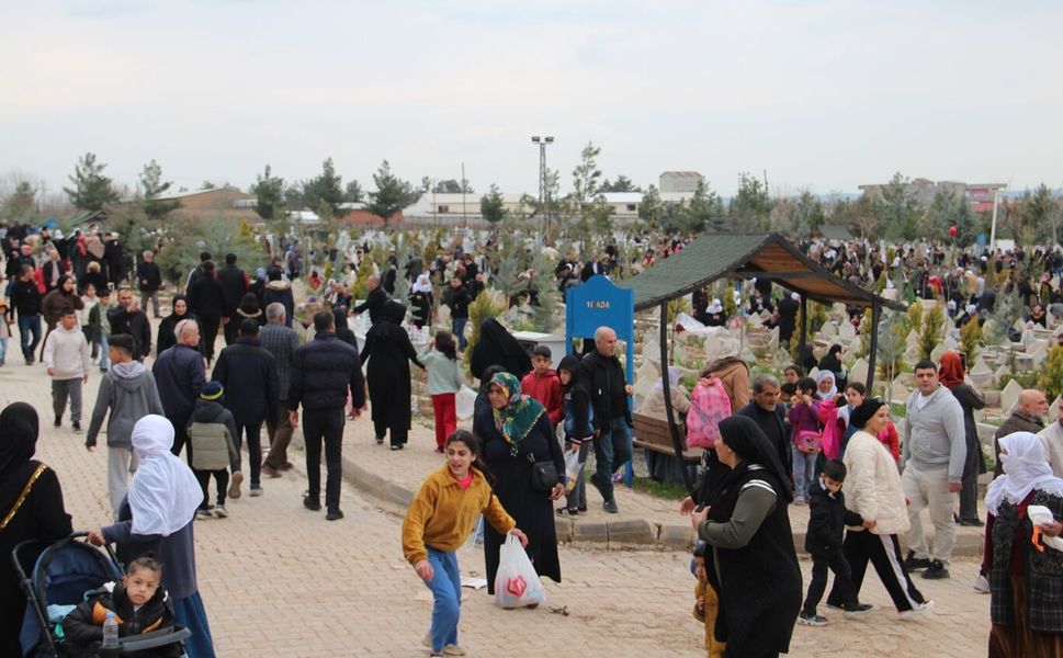 Bayram hazırlığında ilk durak mezarlıklar oldu