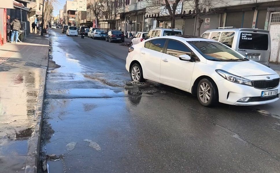 Cadde üzerindeki çukur tepki topladı: Vatandaş çözüm bekliyor