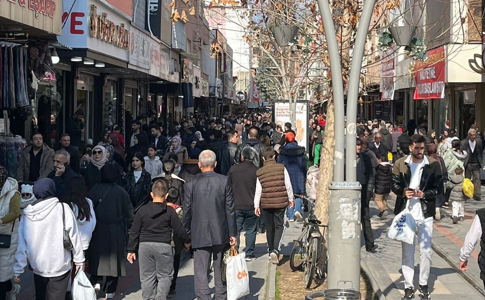 Çarşı ve AVM’lerde Bayram Hareketliliği