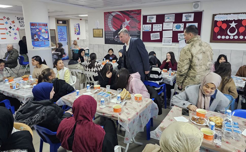 HÜDA PAR'lı Başkan Özhan, öğrencileri iftar sofrasında buluşturdu