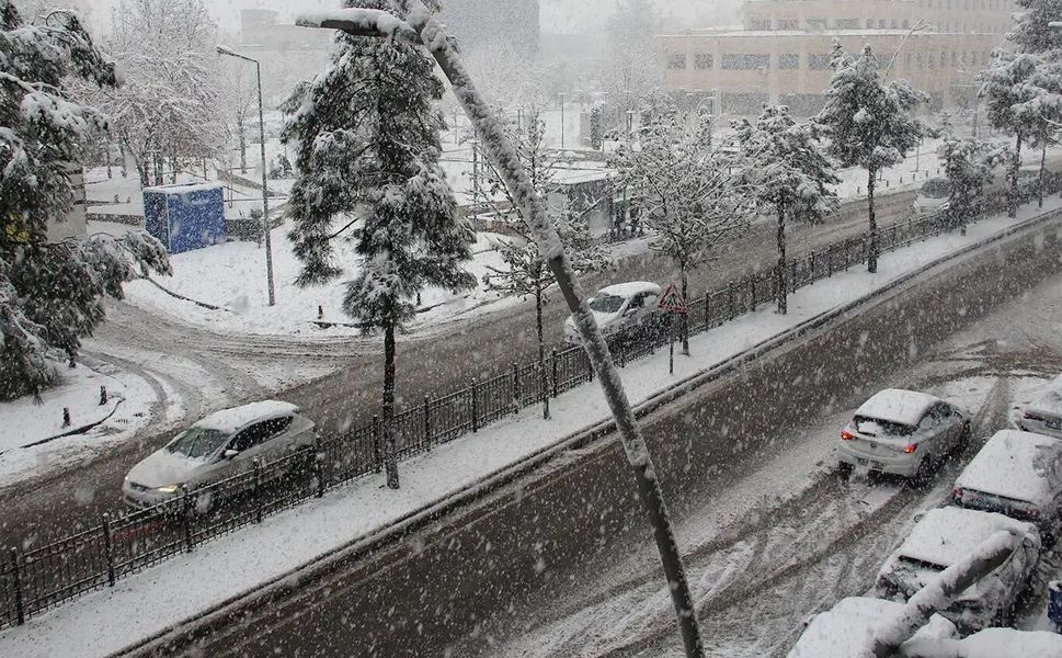 Komşumuzda Kar, Bizde Yağmur