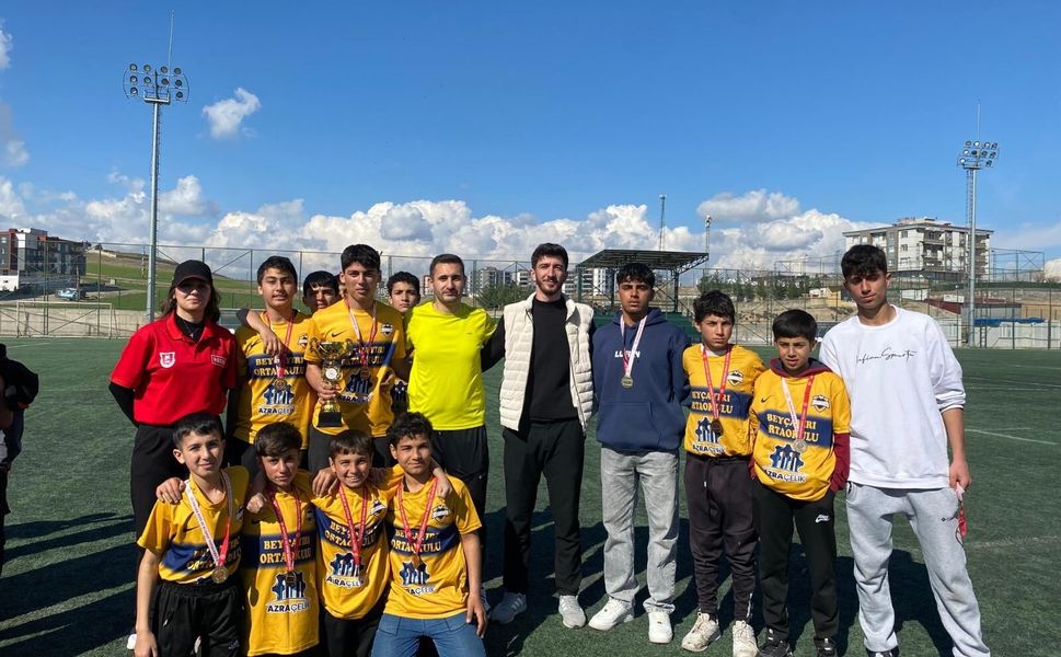 Batman Beyçayırı Köyü Ortaokulu'ndan Çifte Şampiyonluk