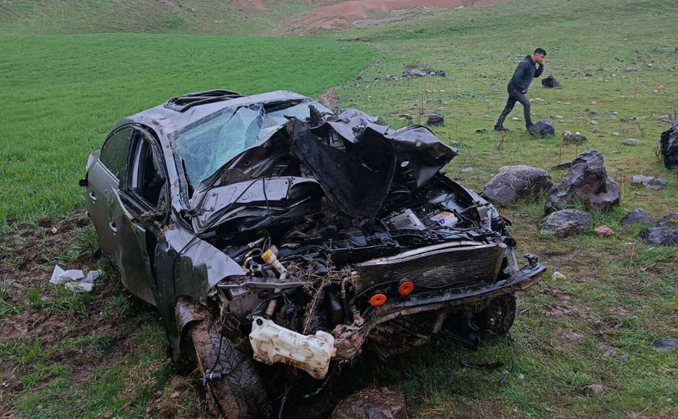 Otomobil uçuruma yuvarlandı: 2 yaralı