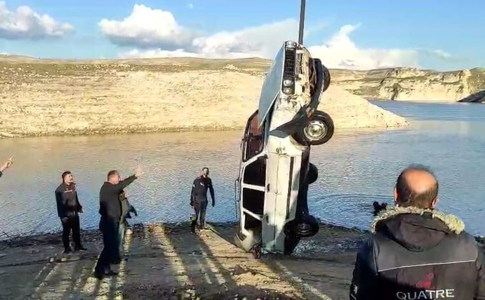 Oymataş’ta Suya Gömülen Araç Mıknatıs Yöntemiyle Çıkarıldı