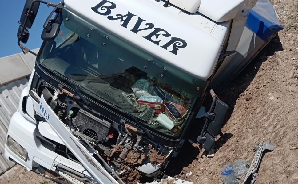 Kontrolden Çıkan Kamyon Uçuruma Yuvarlandı