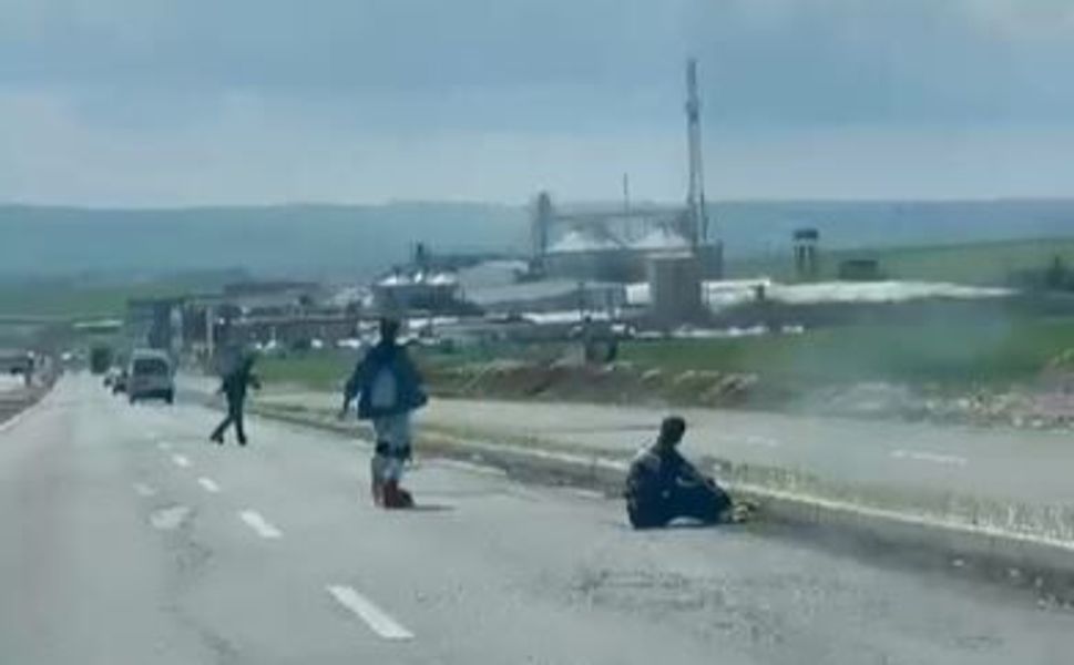 Beşiri Yolunda Tehlikeli Hareketler: Patenli Gençler Trafiği Hiçe Saydı