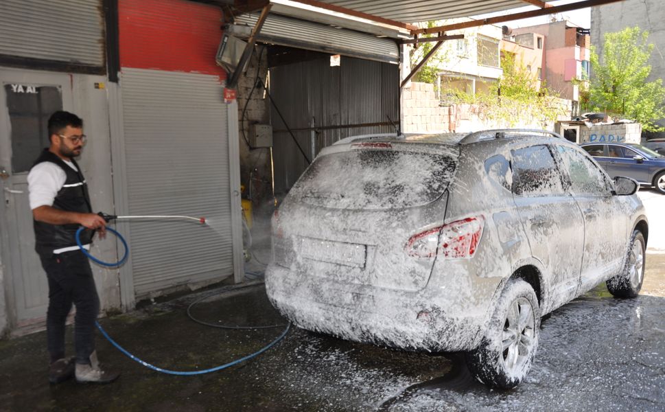 Batman’da Oto Yıkamacılar Zor Günler Geçiriyor: Artan Maliyetler İşleri Yarıya Düşürdü