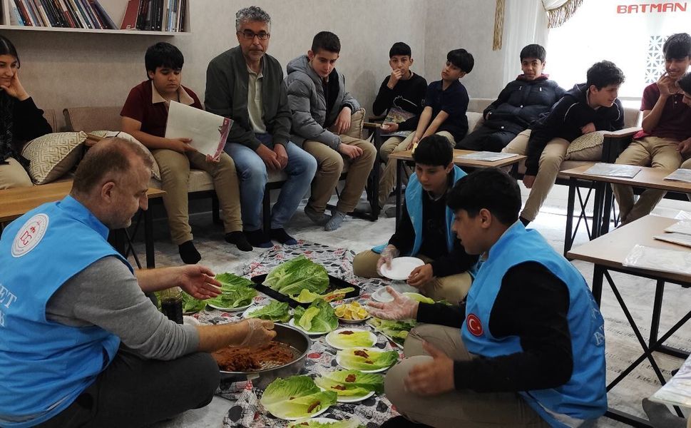 LGS Öğrencilerine Çiğköfteli Moral: Diyanet Gençlik Merkezinde Anlamlı Buluşma