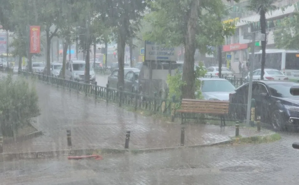 Nisan Sonunda Yağan Şiddetli Yağmur Kış Manzaralarını Aratmadı