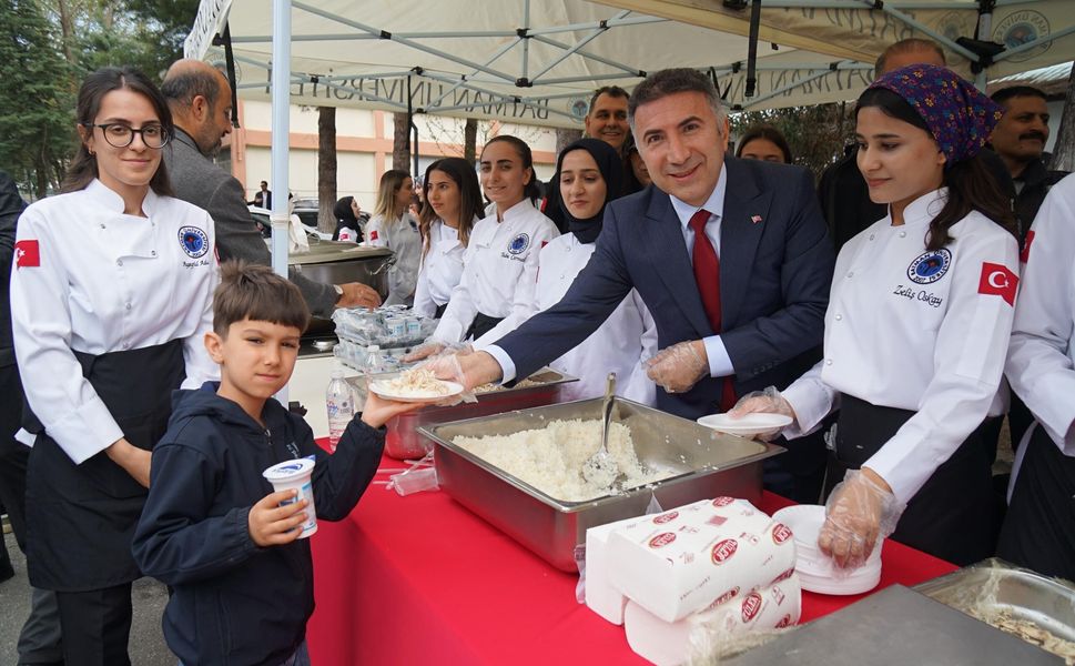 Batman Üniversitesinde Öğrenci ve Mezunlar Aynı Sofrada Buluştu