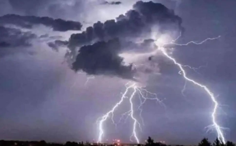 Okul bahçesinde yıldırım düştü: 2 çocuk hayatını kaybetti, 1 çocuk yaralandı