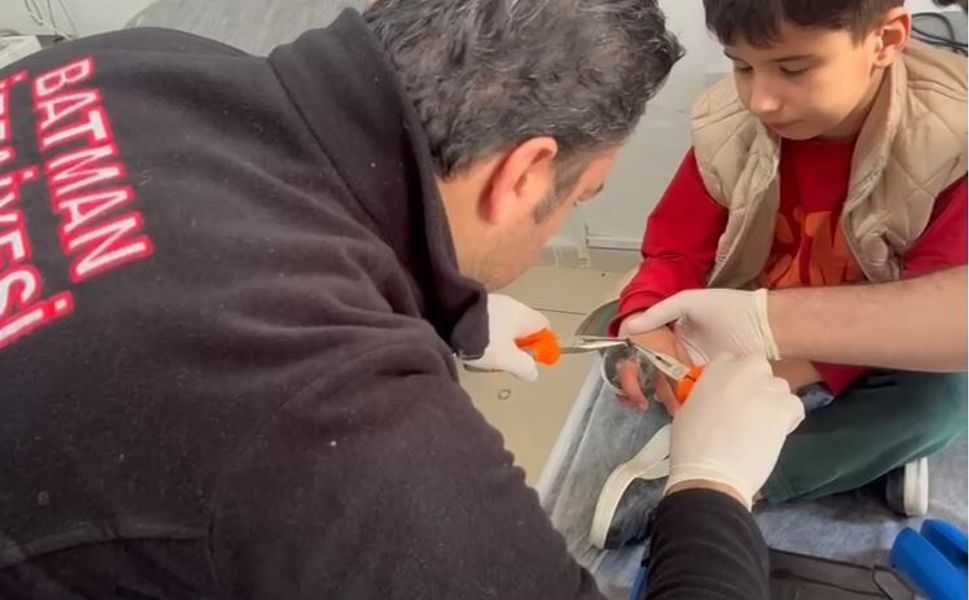 Sıkışan Metal Cisim Kesilerek Çıkarıldı