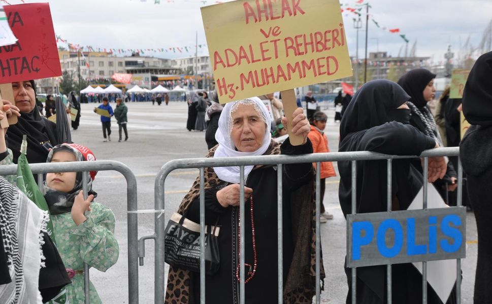 Batman’da Mevlid-i Nebi Alanında Duygulandıran Görüntü: Yaşlı Kadın Coşkusuyla Dikkat Çekti