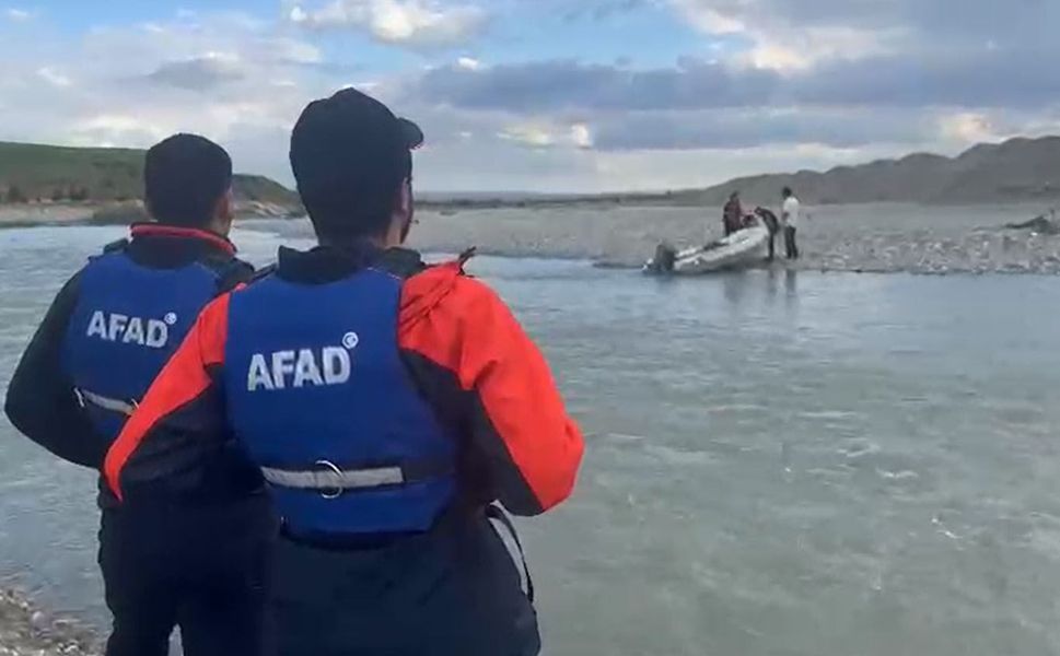 Batman çayında mahsur kalan 2 kişi kurtarıldı