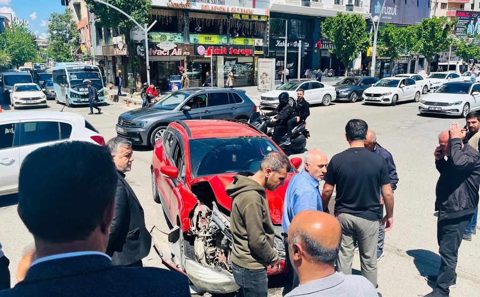 Batman’da Dörtyol Kavşağında Kaza: Yaşlı Bir Kadın Hafif Yaralandı