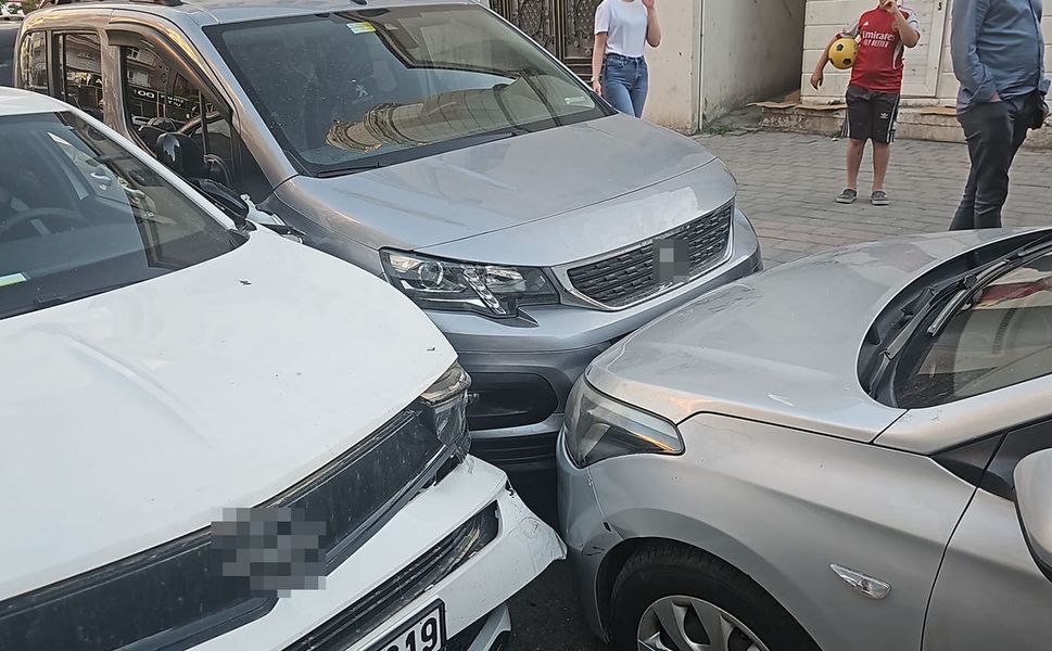 Batman'da kontrolden çıkan otomobil park halindeki 3 araca çarptı