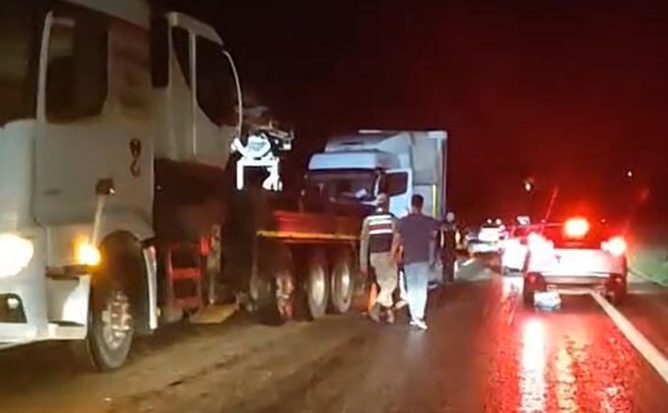 Diyarbakır-Silvan Yolunda Kaza: Kontrolden Çıkan Tır Yolu Kapattı!