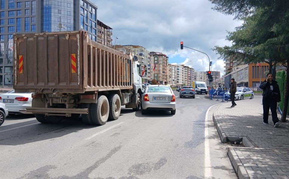 Batman Park Yanında Trafik Kazası: Kamyon ve Otomobil Çarpıştı