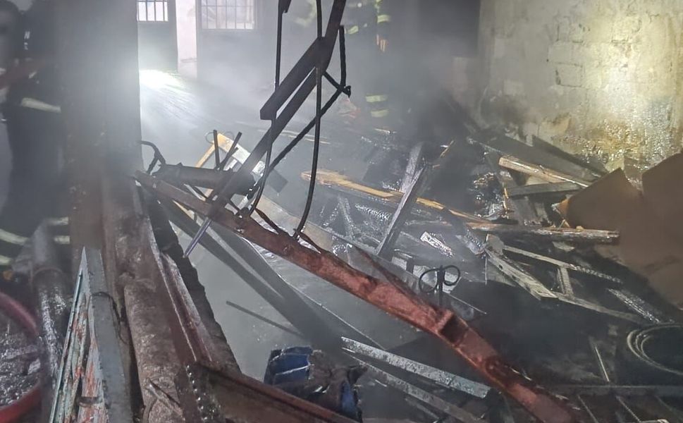 Karşıyaka’da Korkutan Yangın: Evin Altındaki Depo Alevlere Teslim Oldu