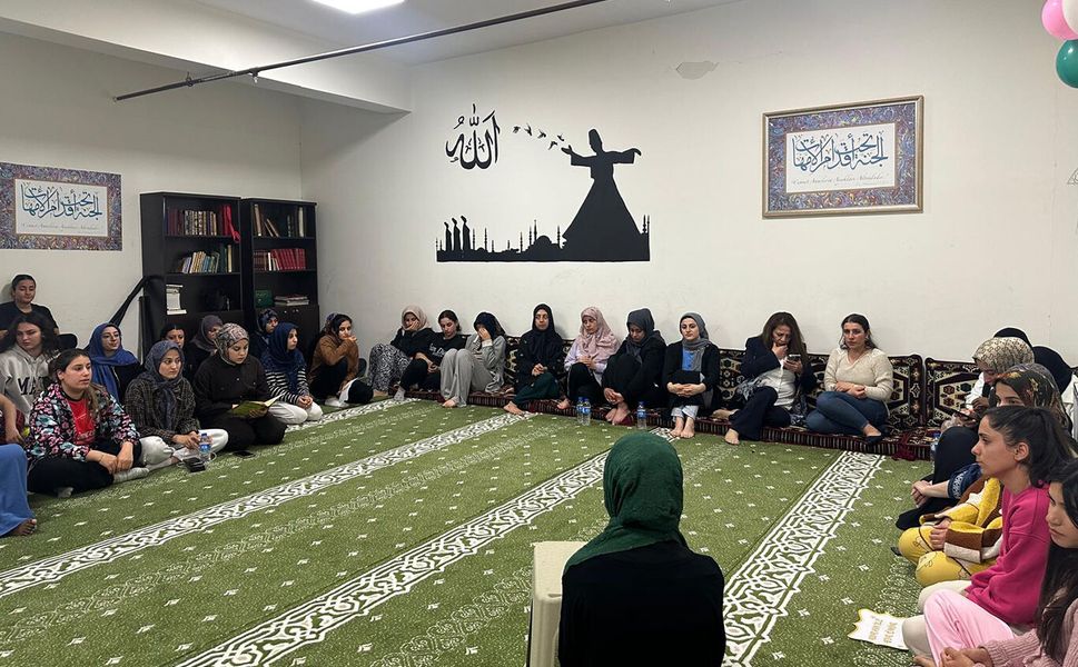 Kız öğrenci yurdunda Kur'an-ı Kerim merasimi