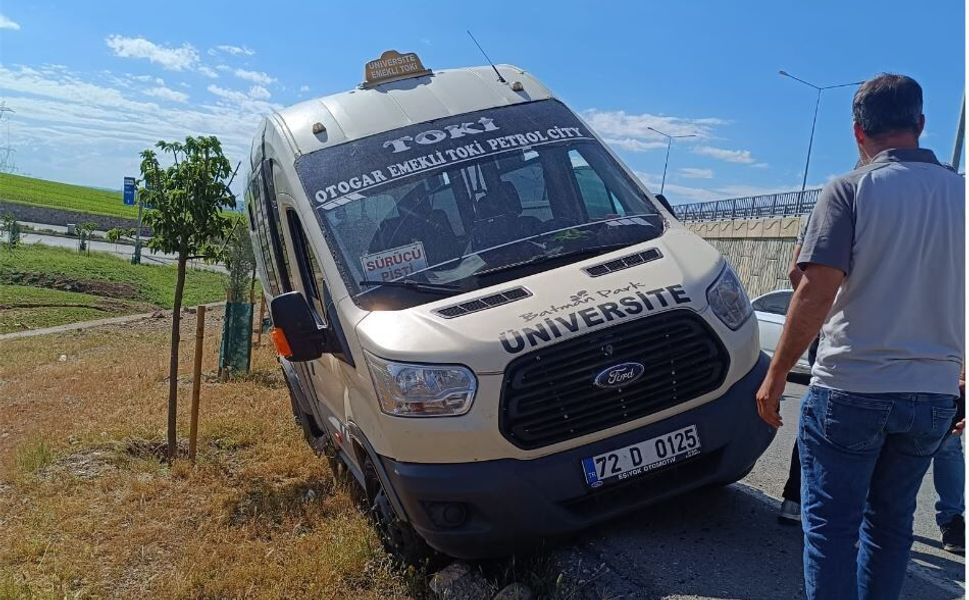 Kuyubaşı TOKİ Yolunda Trafik Kazası: Şehir İçi Dolmuşu Yoldan Çıktı