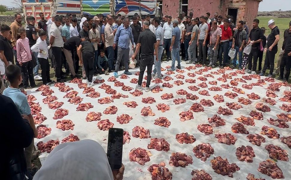 Örnek dayanışma geleneği: Kurban etleri mahalledeki tüm hanelere ulaştırılıyor
