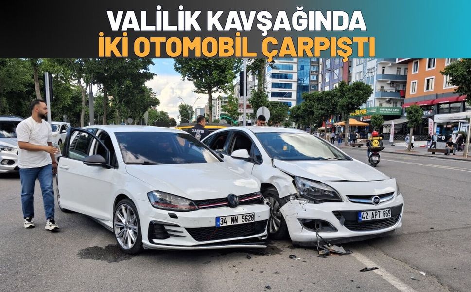 Valilik Kavşağında İki Otomobil Çarpıştı