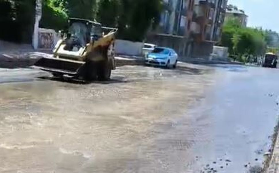 Ana Su Borusu Patladı: Barış Bulvarı Nehre Döndü!
